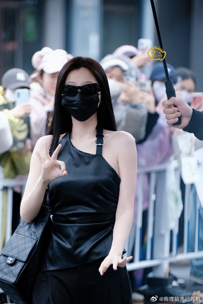 虞书欣黑长直丝绸黑吊带女特工虞书欣清冷的天火辣的人 虞书欣黑长直丝绸黑吊带女特工