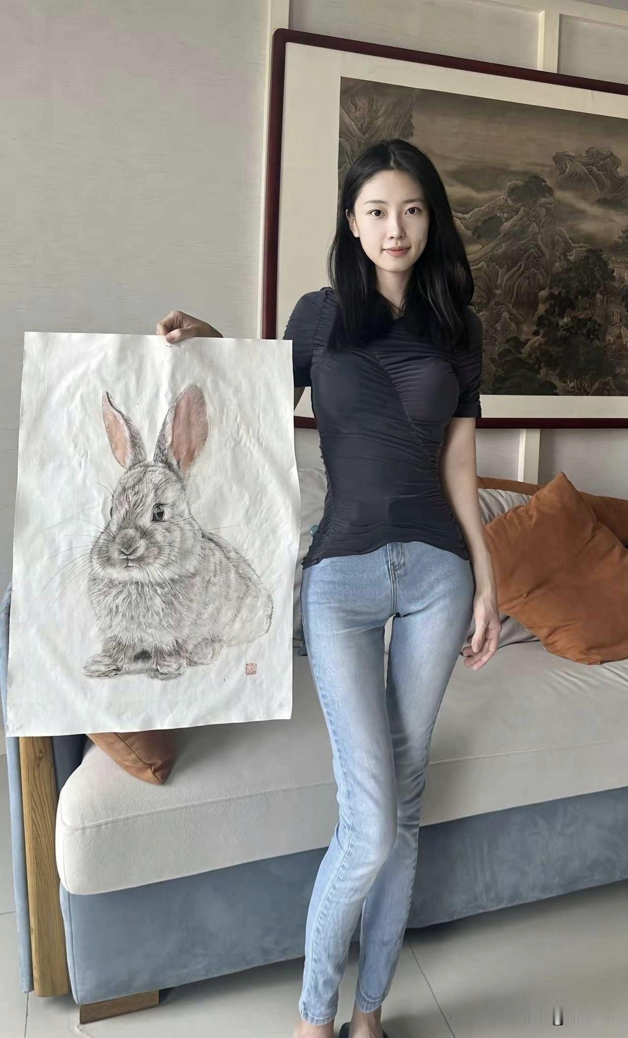 才女，气质优雅！
她的小兔子画得栩栩如生，关键是人的容颜，叫人过目难忘。
[呲牙