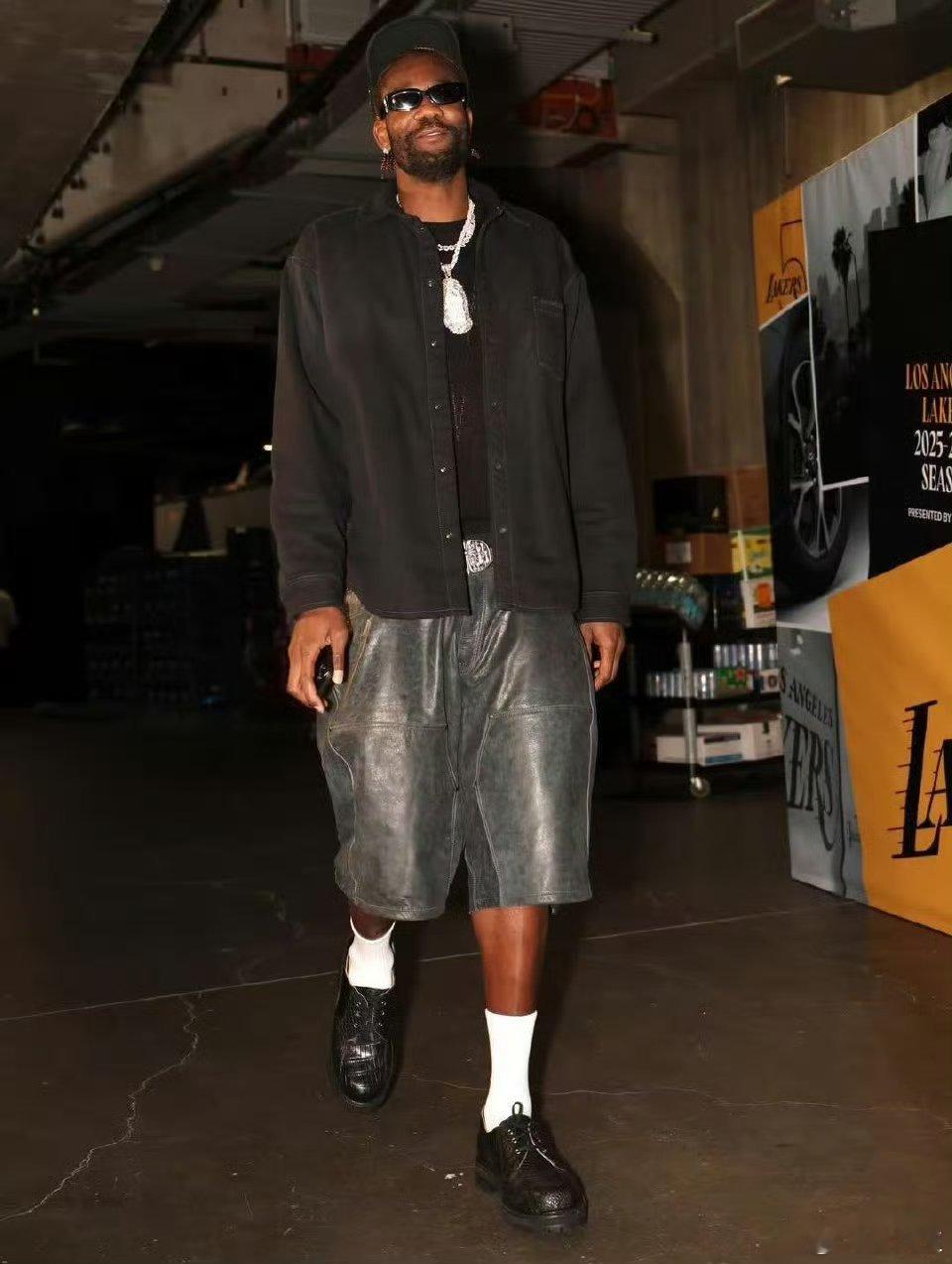 虽然最后时刻漏了恩比德一个两分球，和东子配合出现失误，并且丢了几个防守篮板。但是