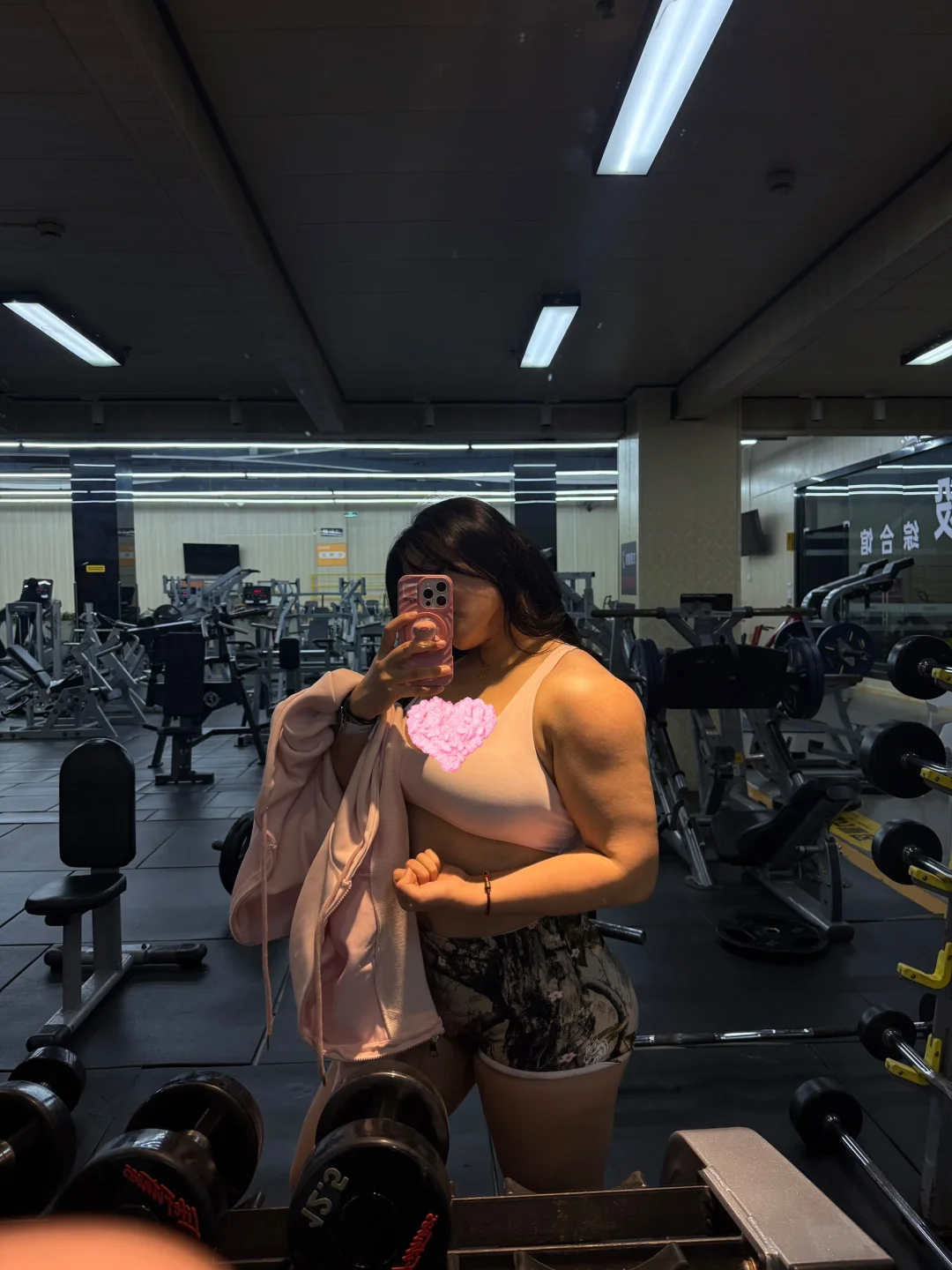 健身穿搭 肌肉女生 练肩