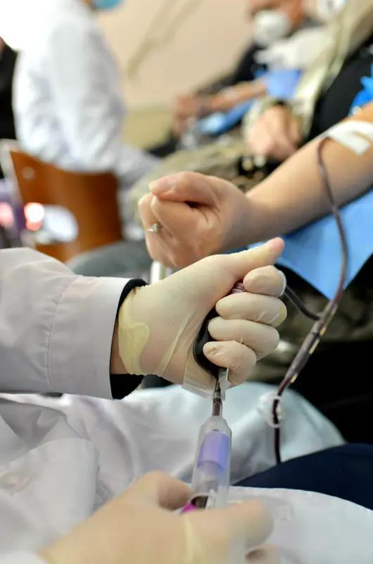 四川自贡的谢先生太让人敬佩了！他十年献血109次，总量近4万毫升，还两度获全国无