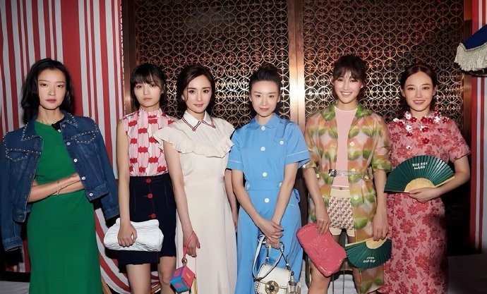 该说不说，董洁当年的气质和容貌的确是无与伦比，就连颜值巅峰期的杨幂在她面前都要甘