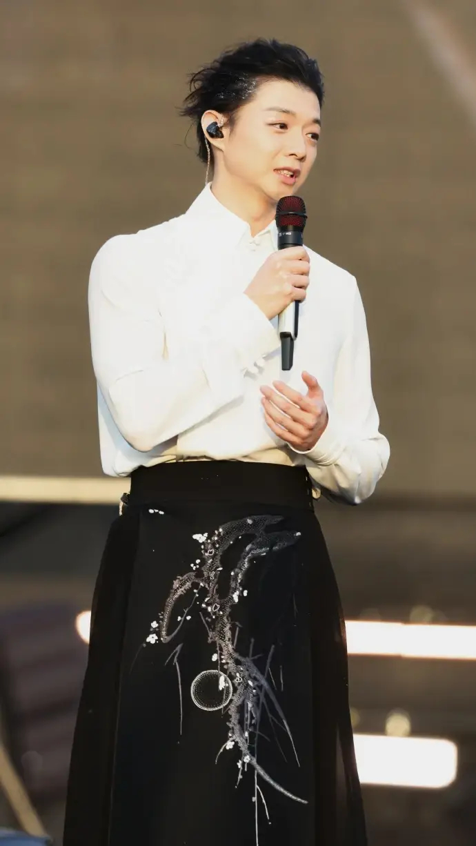 害。娱乐圈不就这样嘛。男的女的出轨都能复出的。反而对一些女演员更宽容，就出轨这一