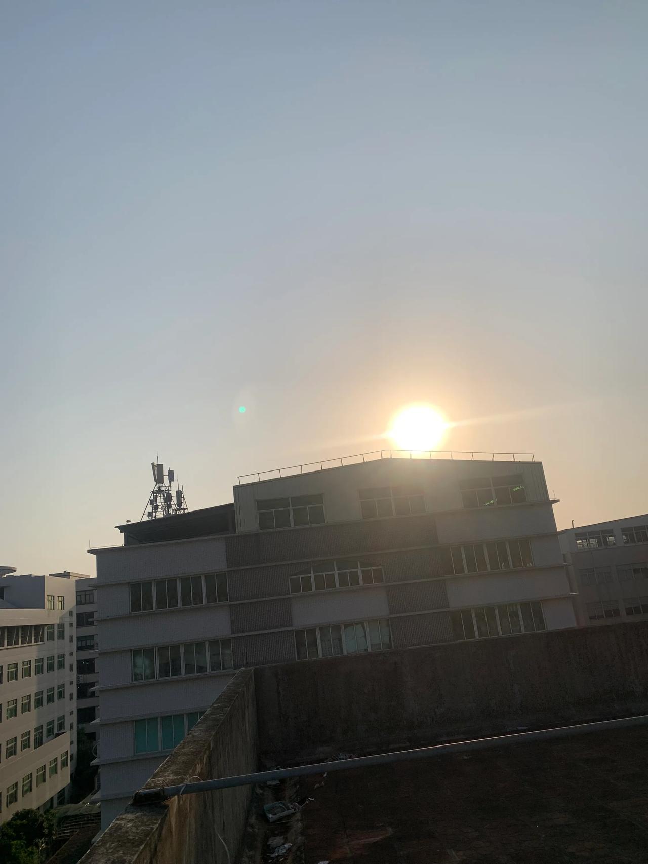 变通
某公司老板，嫌自家员工工作不努力，三年没涨工资，公司从上到下，员工工作越来