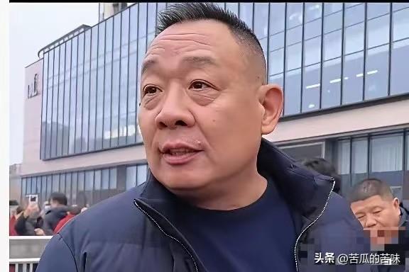 河南许昌那个胖东来，又干了件让同行看不懂的事。
一盒352块的茶叶，里面喝出根头