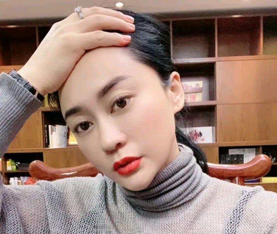 现在直播带货问题真不少，又有知名主播被封杀。拥有五百多万粉丝的网红主播金书亦，把