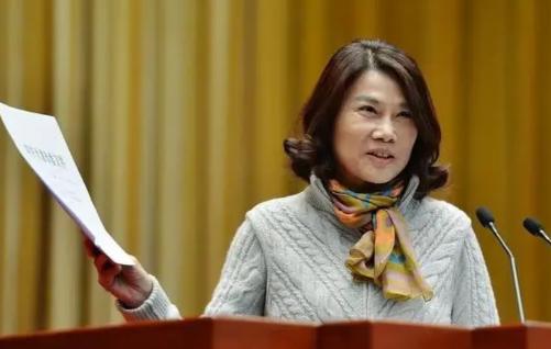2021年，格力食堂，老板董明珠突然起兴，临时做起了“打菜阿姨”，发现员工只点了
