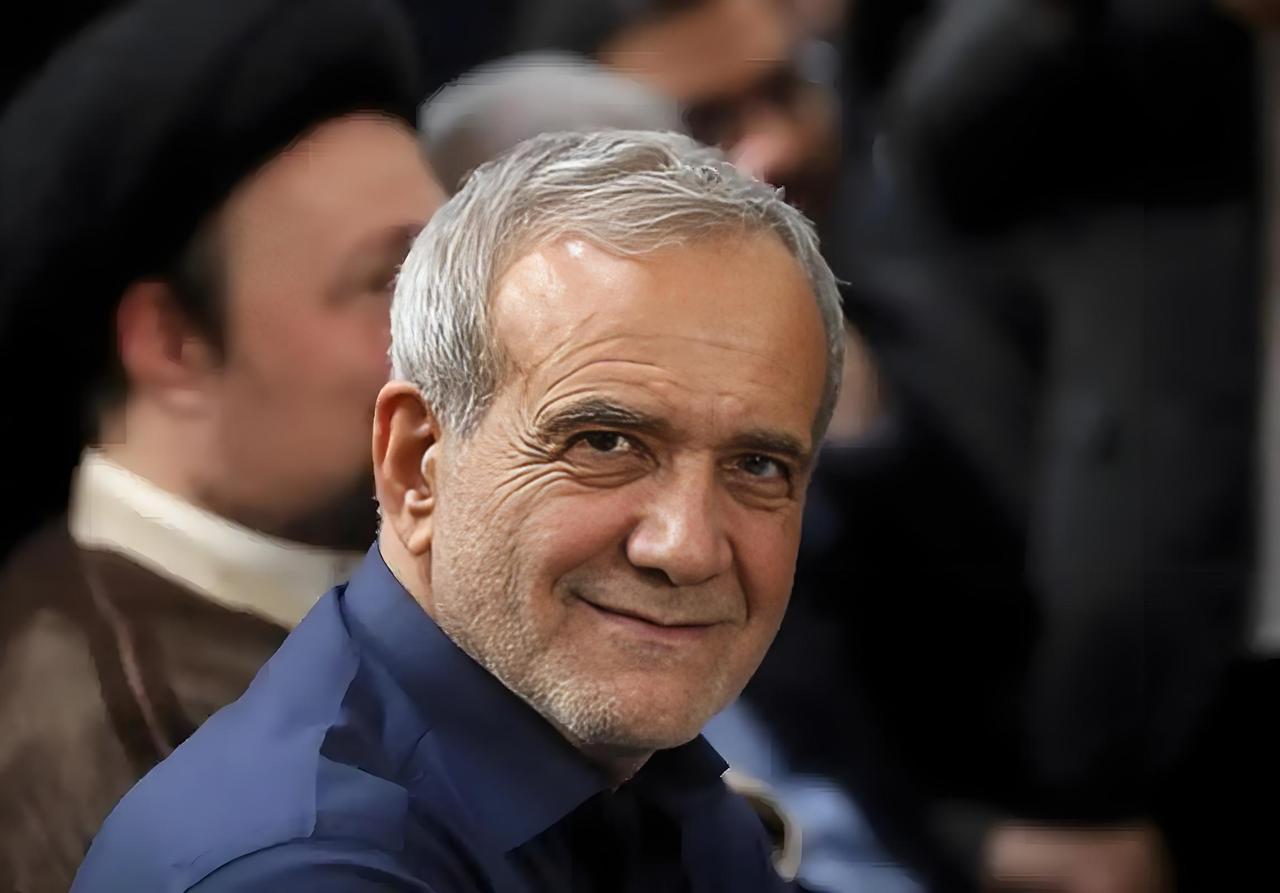 伊朗总统的态度转变了。
 
伊朗总统佩泽希齐扬25日发文，强调国家重大事务上必须