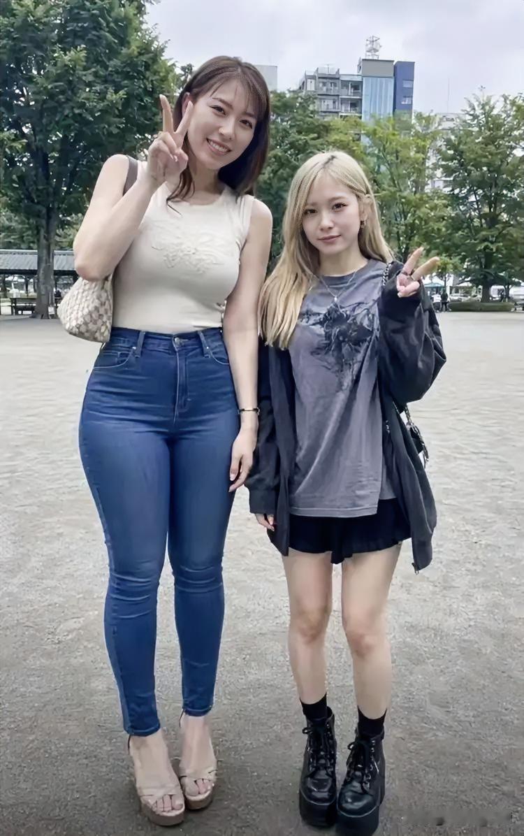 一个高挑大方，一个小鸟依人，让你选一个做你老婆，你选择左边还是右边？