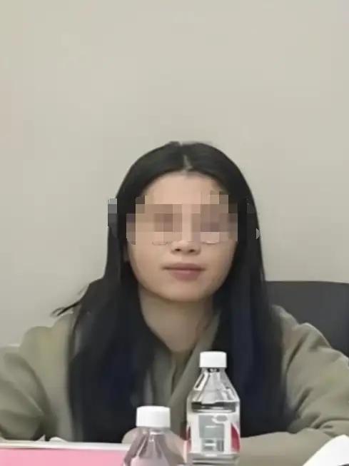 说到心坎了！长沙女车主是公职人员，绝不能只是道歉！为人民服务是誓词，更该是座右铭