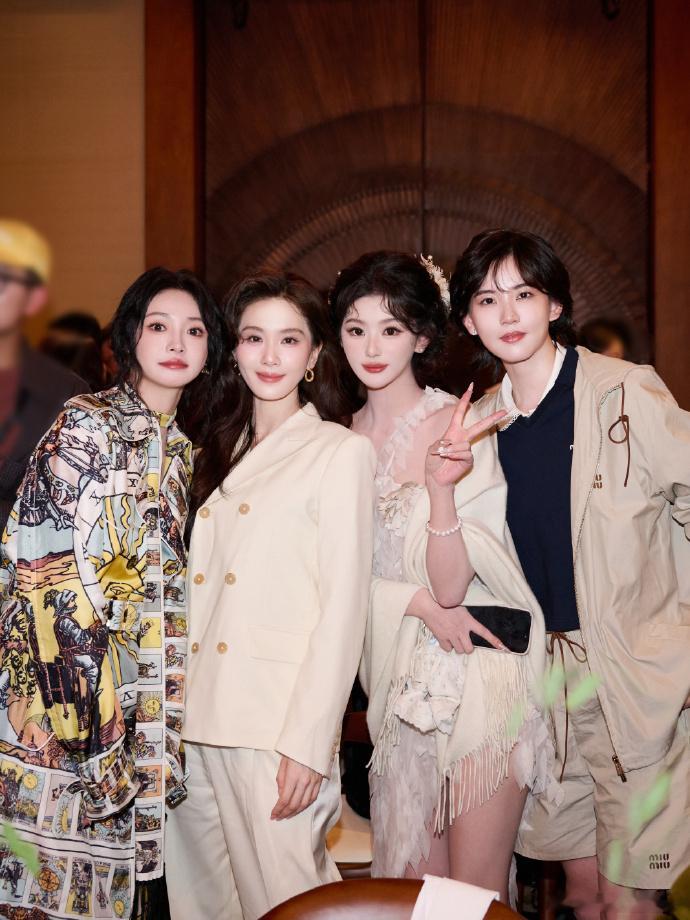 周洁琼vogue晚宴到处集邮周洁琼社交达人来的现身晚宴的周洁琼状态极佳，全程忙着