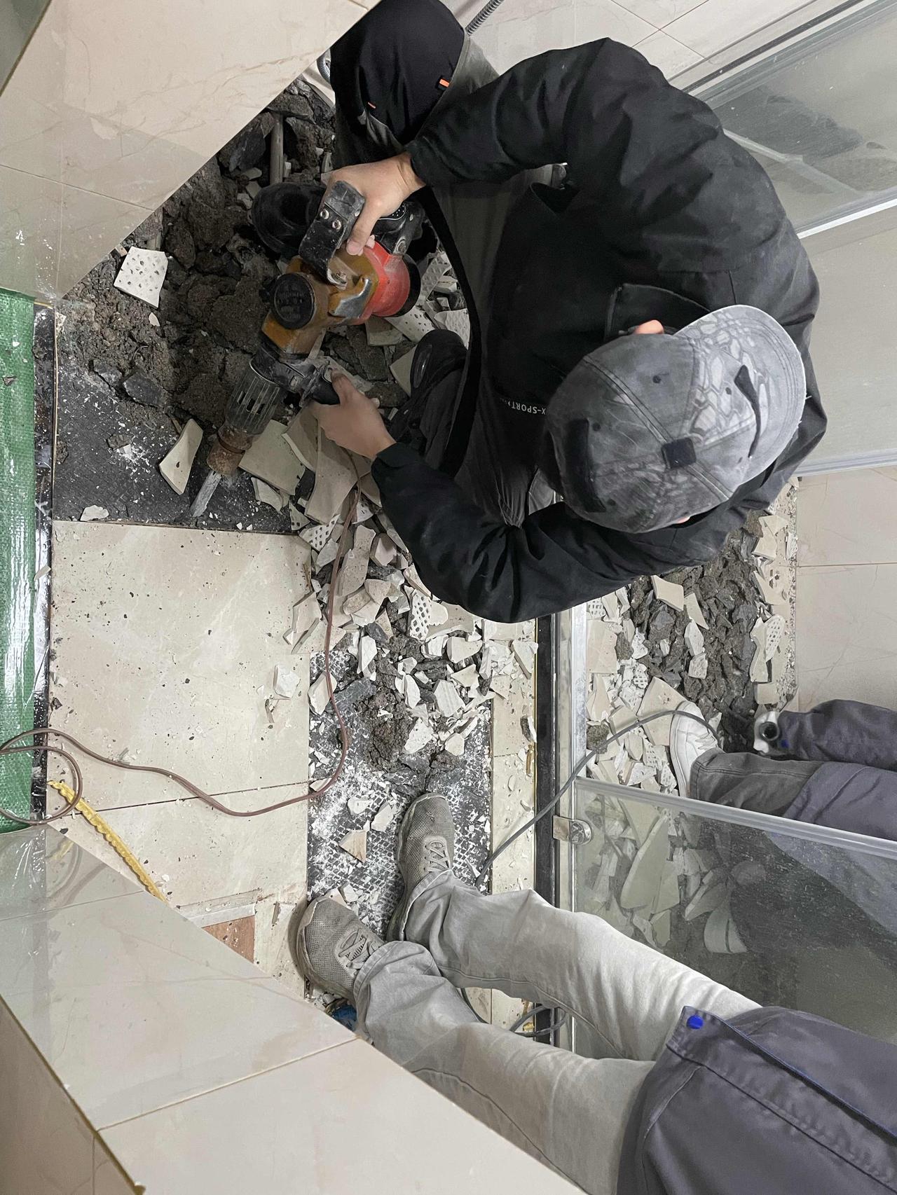卫生间漏水渗水挖一个月翻新要多少费用防水修漏水 卫生间开挖翻新