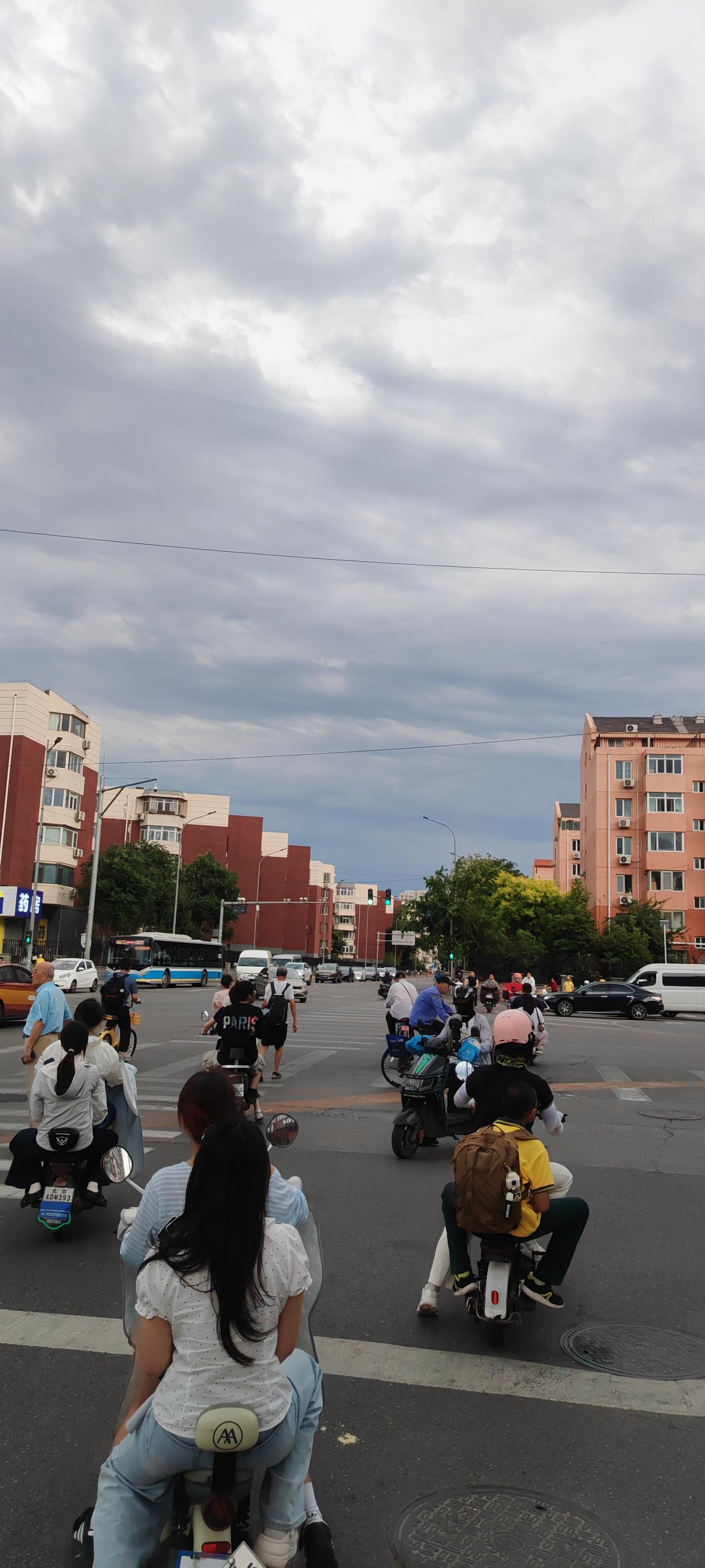 我认为不支持小学生戴电话手表上学，本是家长为求“安全不失联”的无奈之举，如今却异