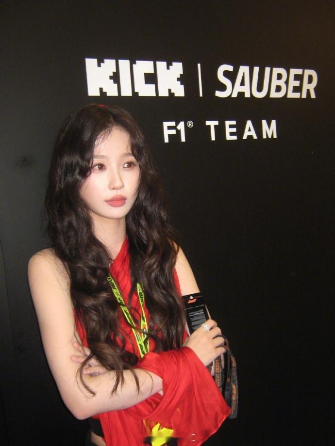 虞书欣漫游阿布扎比随拍  虞书欣来自阿布扎比的明信片  虞书欣的阿布扎比随拍展现