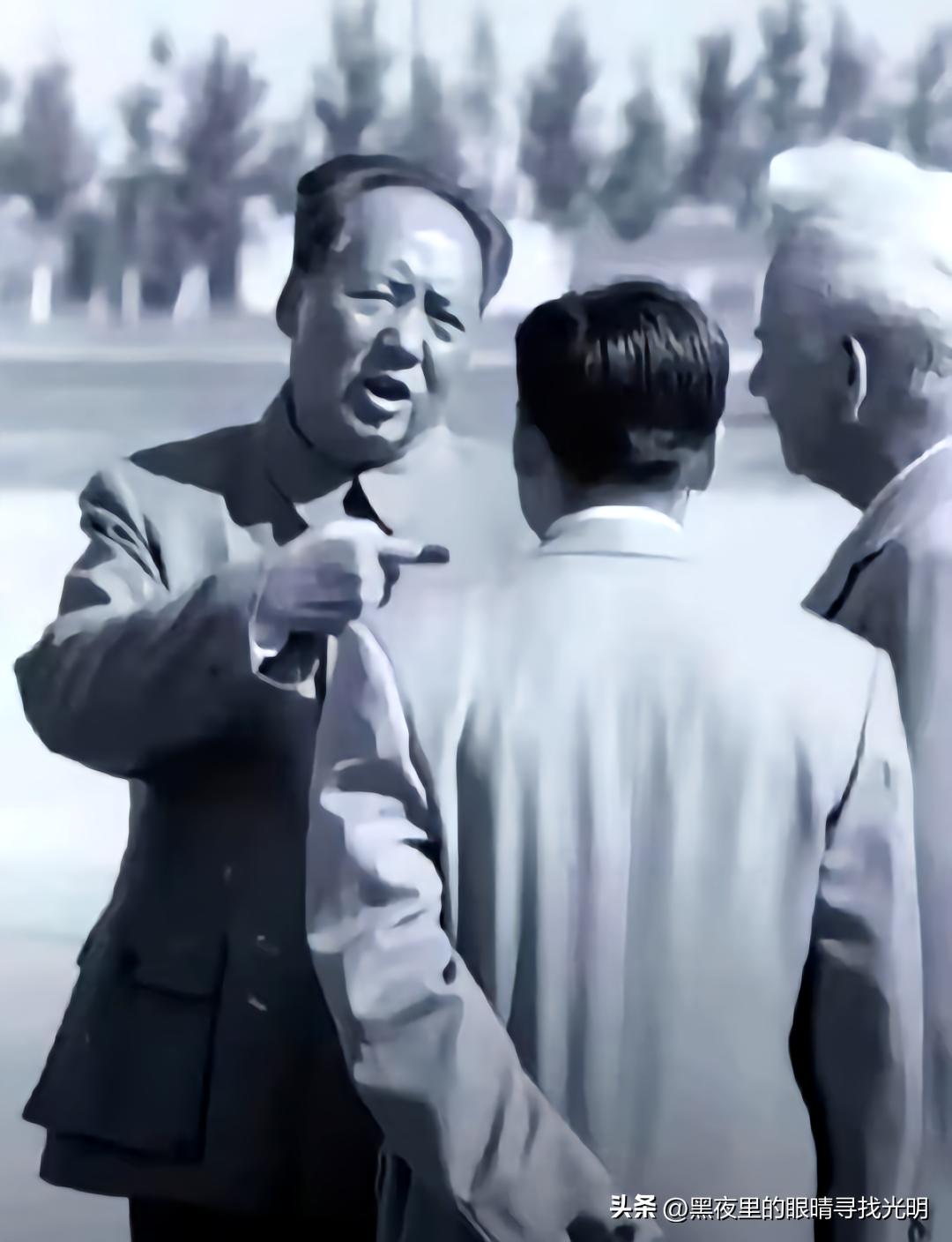 这张老照片上，毛主席到底是冲谁发怒？我终于找到答案了！

这张毛主席六十年代发怒
