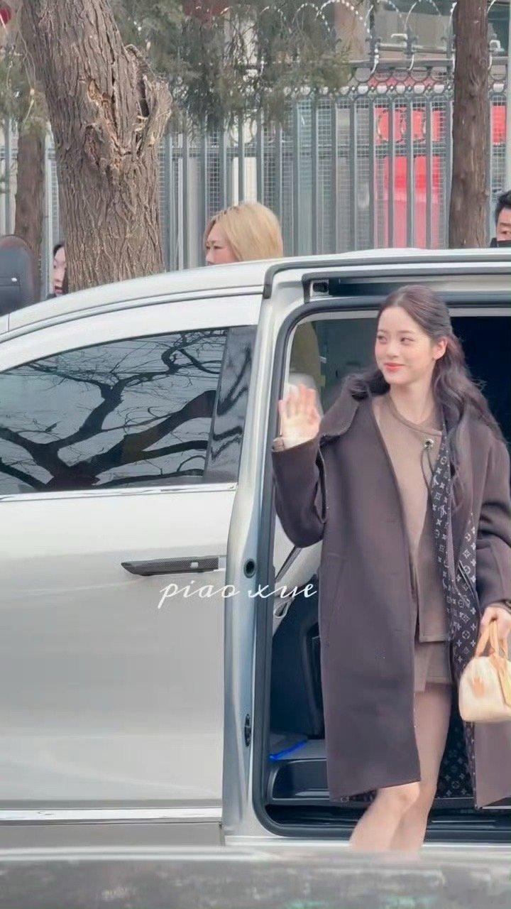 欧阳娜娜马年春晚第二次联排  娜娜的联排状态好到发光！公主头搭配卡其大衣，甜美与