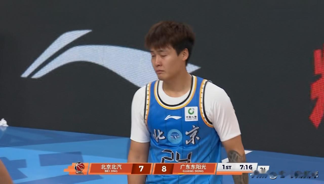 北京北汽当家控卫赵睿真是重情重义！在今天北京北汽主场迎战广东东阳光的上半场比赛中