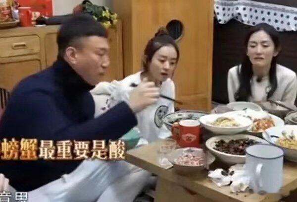 每次看到谢娜赵丽颖吃赛螃蟹这张图都想笑，俩人都是藏不住事的 ​​​