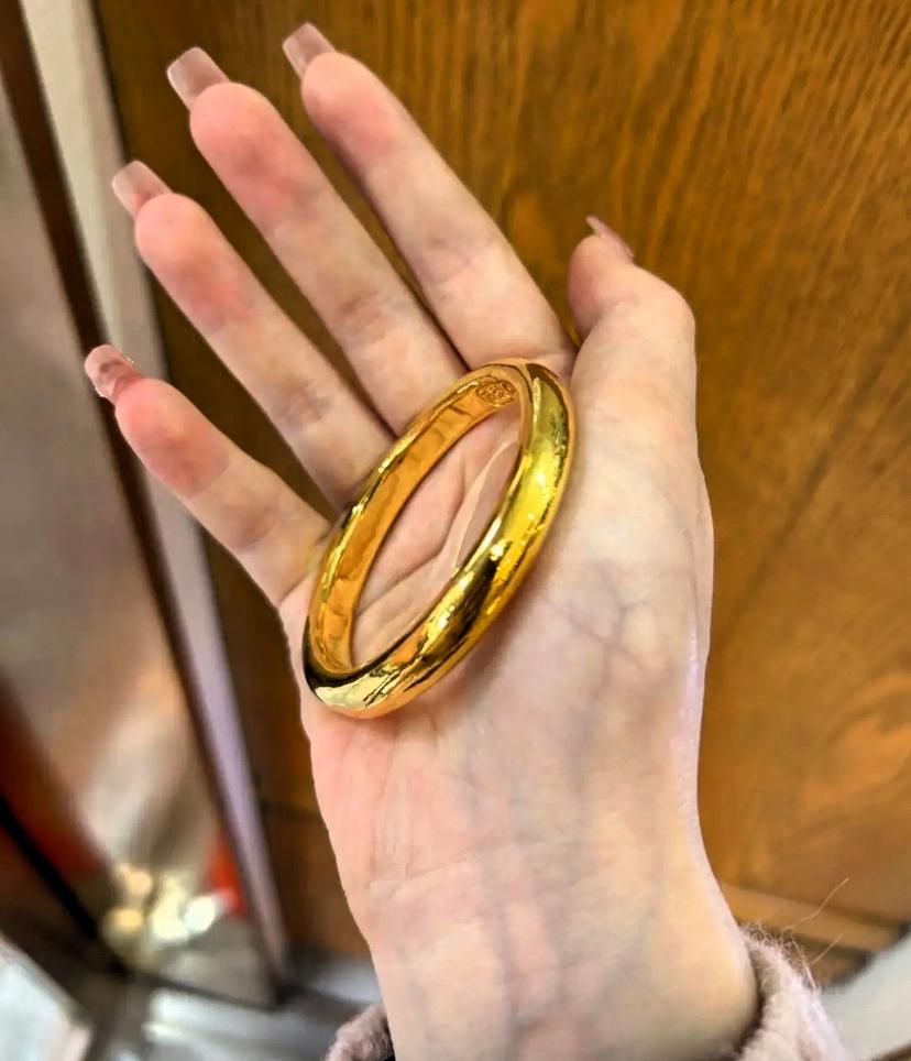 下班路过公司对面的商场，
我直接看呆了！
金店门口居然排起长队，取号才能进店，这