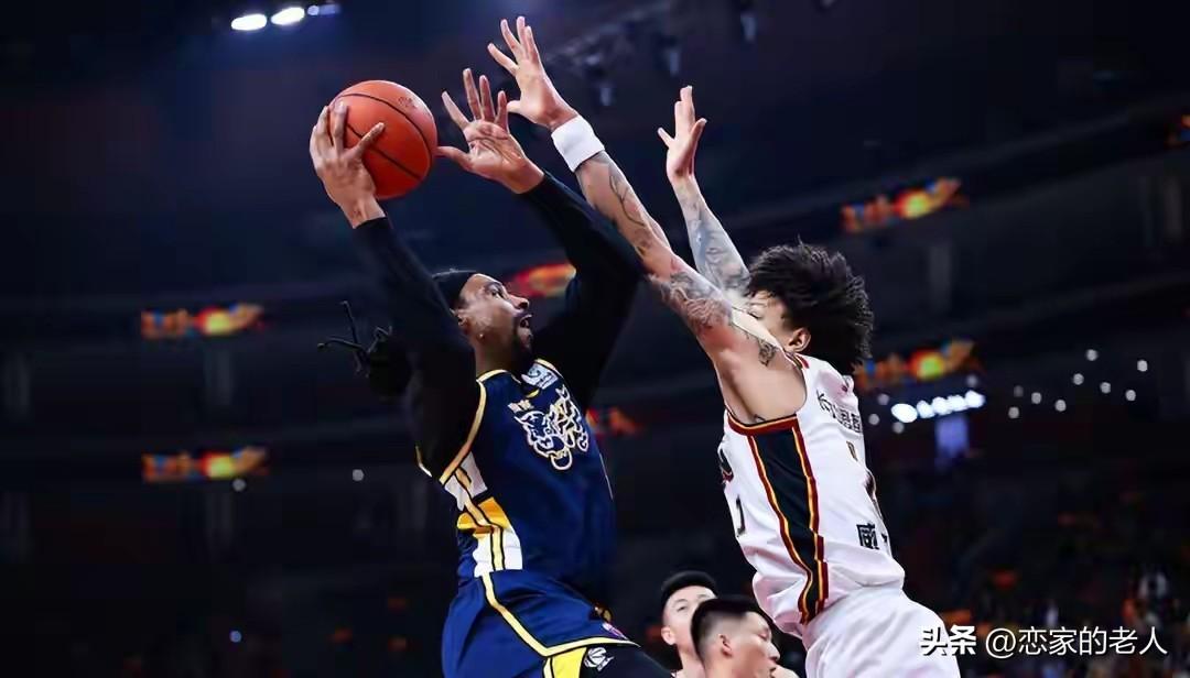 昨天广东男篮篮板是26比49，比分是广东以81：97输上海队，主要广东队在篮下太