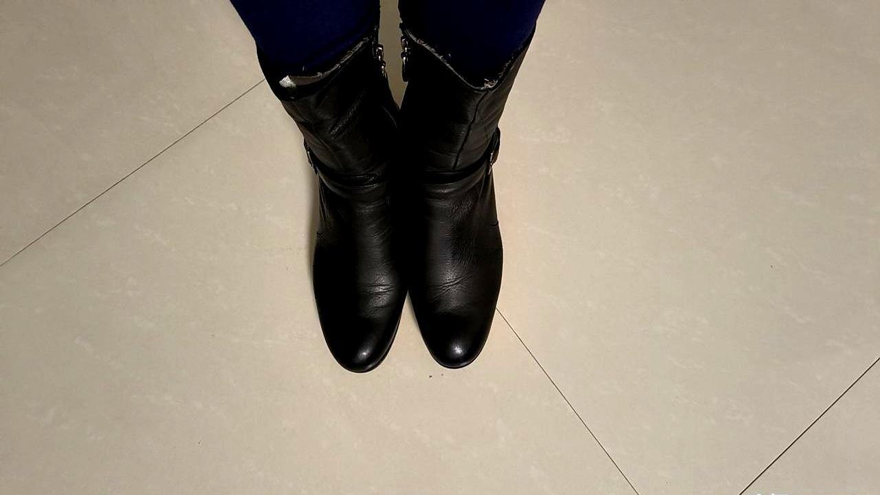 路过修鞋铺，师傅张口两百。我扭头回家，拎出一双吃灰长靴，剪刀尺子一摆，心里一句话