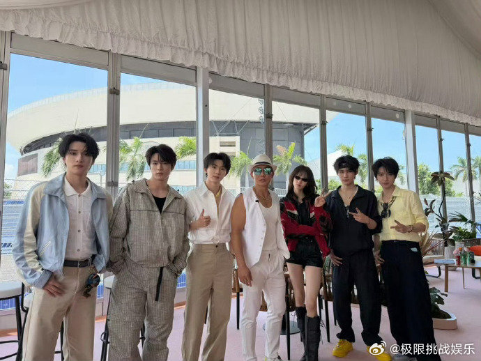 刘耕宏时代少年团合照刘耕宏发的时代少年团赛车合照刘耕宏主动分享线下合照，赛车背景