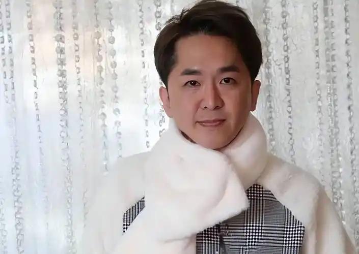 香港最怂的富二代邓兆尊，他守着15亿遗产躺吃了27年，利息滚到17亿。3个女友同