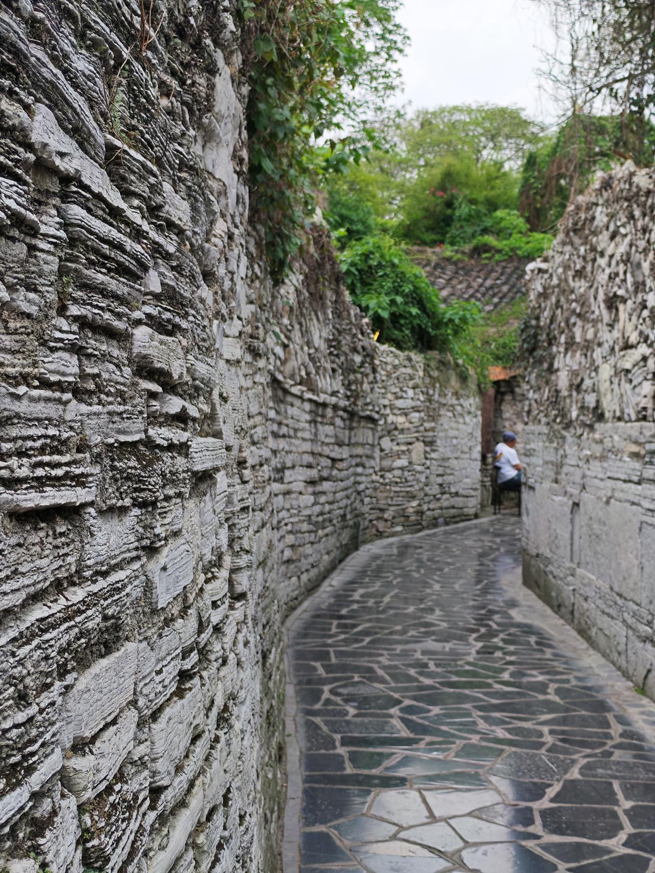 贵州之行。4月12日下午我们游览了青岩古镇。这是一座有600多年历史的古镇。进入