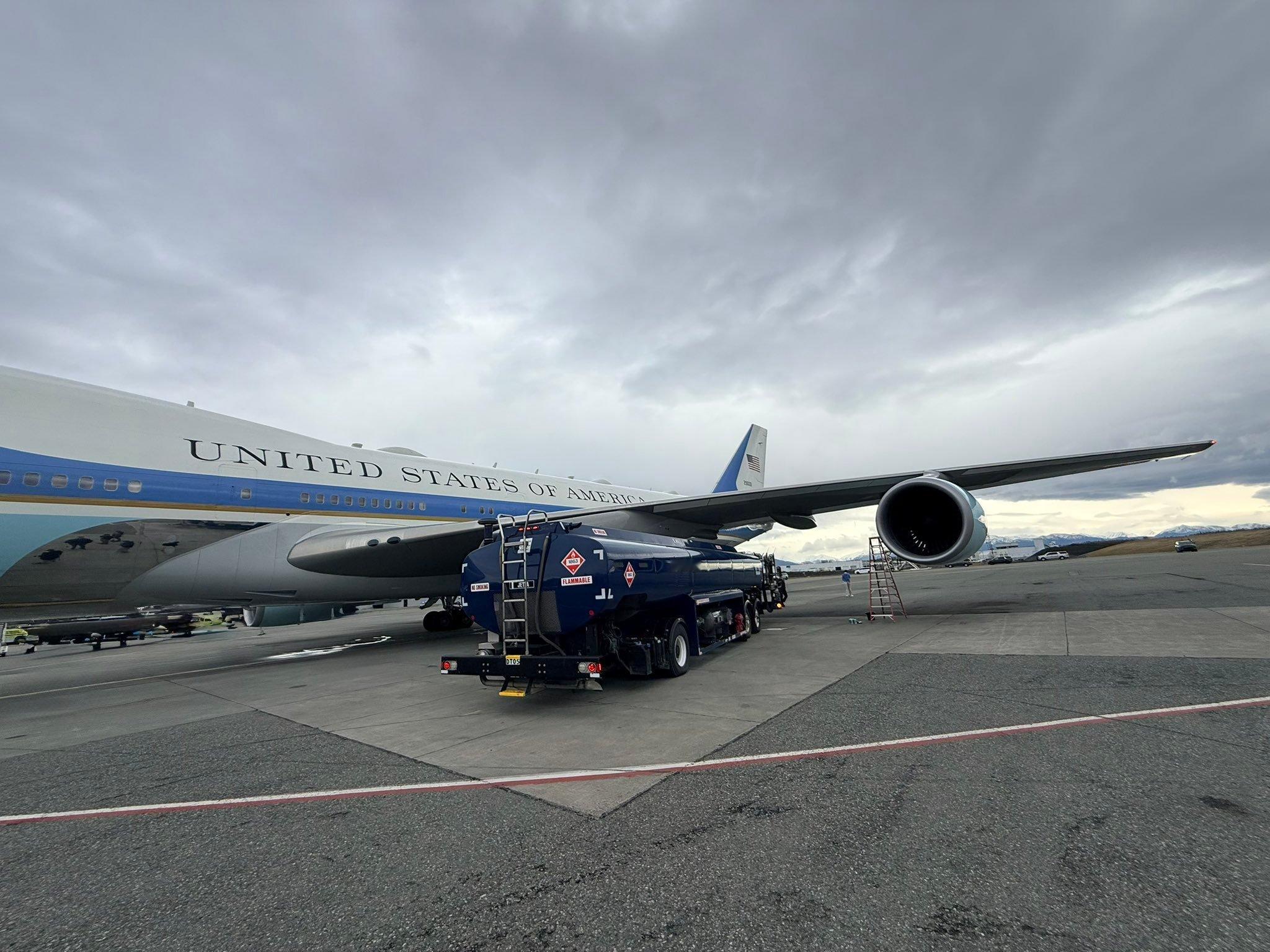 特朗普访华特朗普次子在空军一号经停阿拉斯加安克雷奇加油时在社交媒体上打卡特朗普登