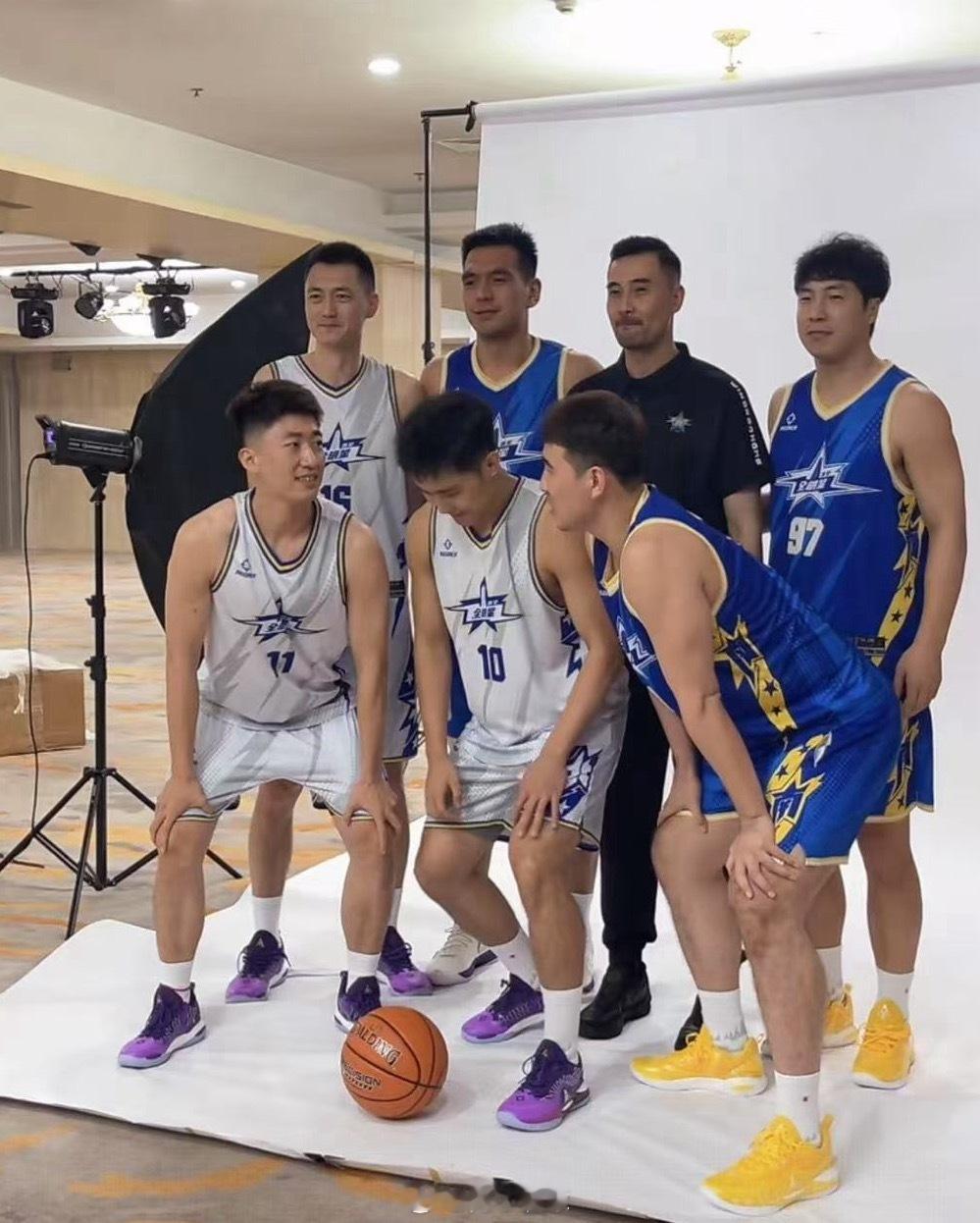前陕西信达球员和主教练在NBL全明星周末同框重聚！NBL今年的全明星赛在西安，对