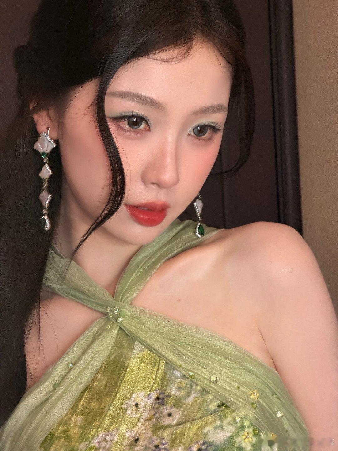 虞书欣薄荷青雾妆太美啦 