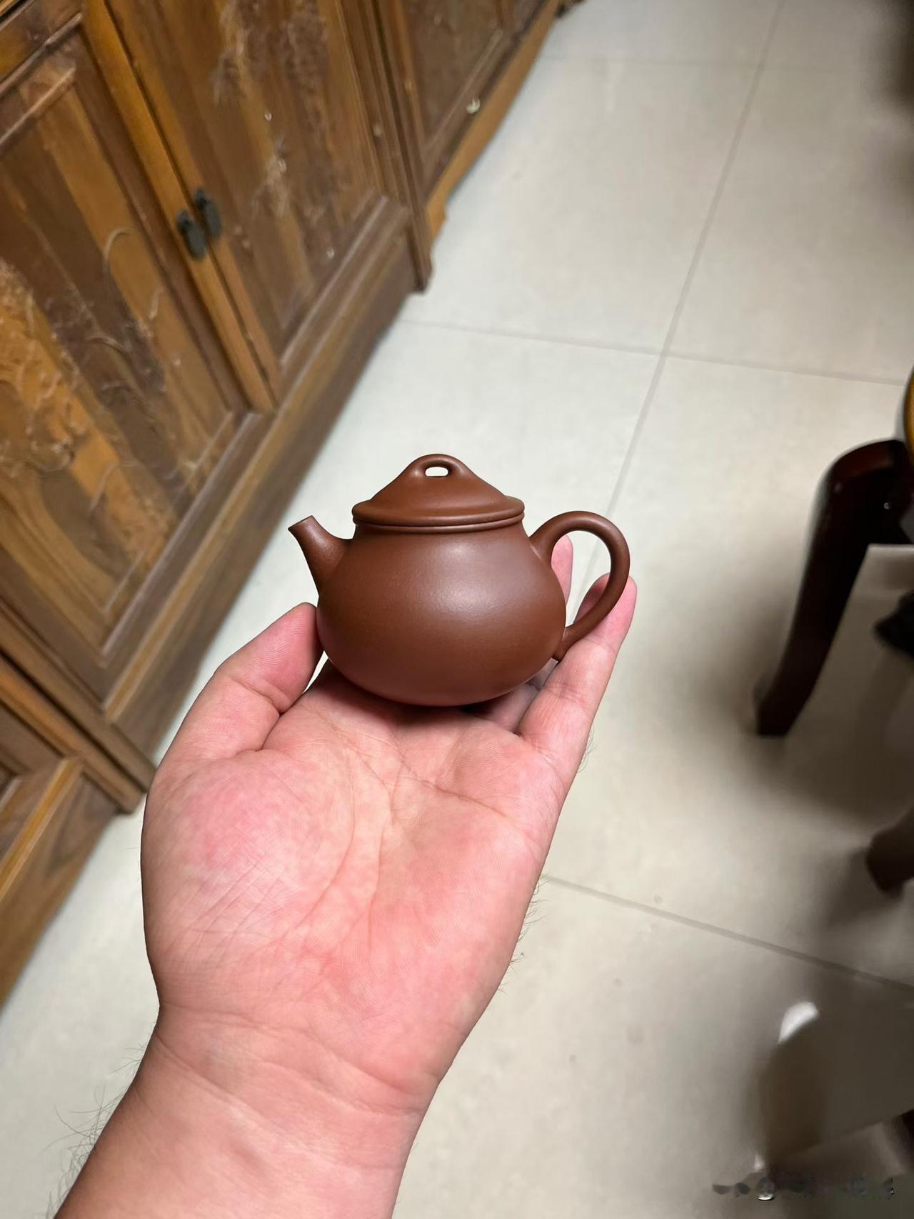 紫砂市场上，很受欢迎的一款紫砂器型灵珠壶这把灵珠壶，采用原矿紫泥，注入沸水，茶香