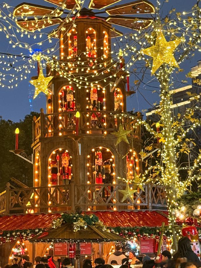 每次一到过节，因为各种乱七八糟的原因，比如不送礼物、没转账红包、没仪式感而分手吵