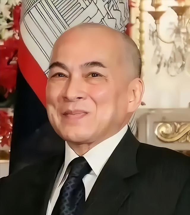 在柬埔寨，如果你问街上的人，谁是这个国家的最高领袖？大多数人会毫不犹豫地说出一个