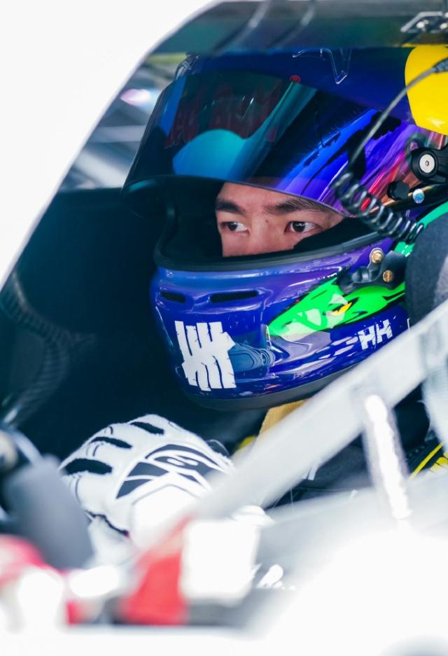 王一博确实为赛车事业做了不小贡献！
已经有多个专业赛车手和专业人士发文感谢王一博