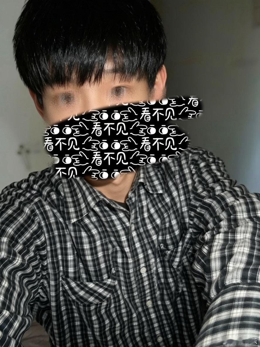 图1，小时候我哥给我搞的穿搭。其它图，长大我自己买衣服，搞的穿搭。我哥说，风格变