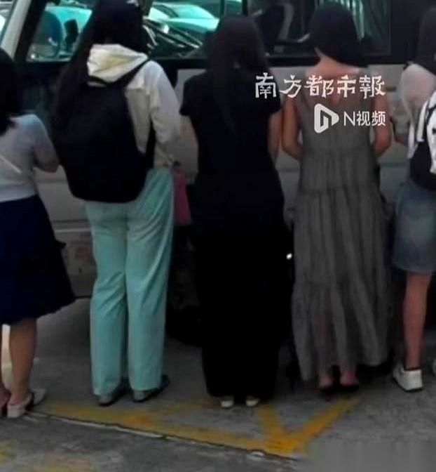 拿着旅游签去香港赚“快钱”，21岁的大好年华，直接被阿Sir戴上黑头套押进警车。