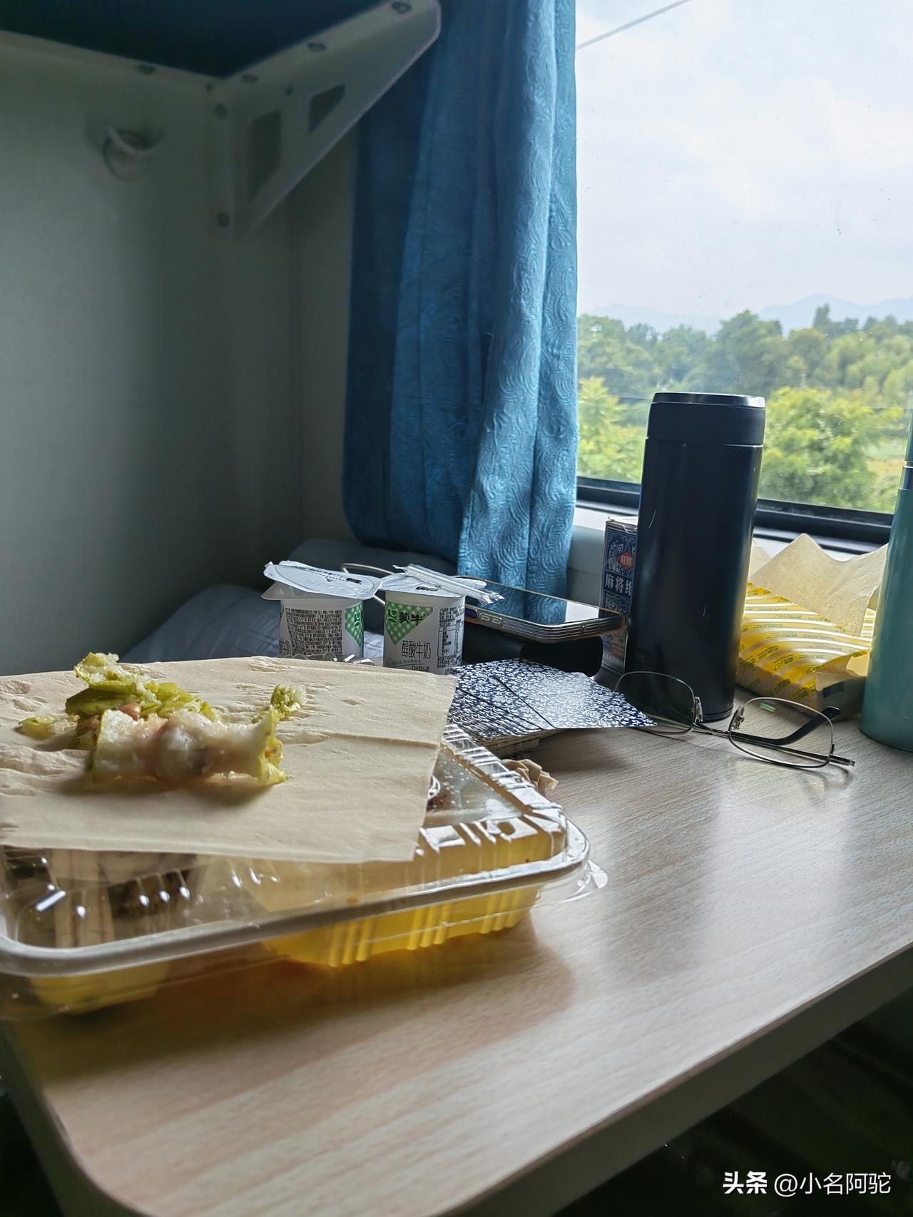 列车上的盒饭
十一点，25元。
十二点，20元。
十三点，15元。
每小时降五元