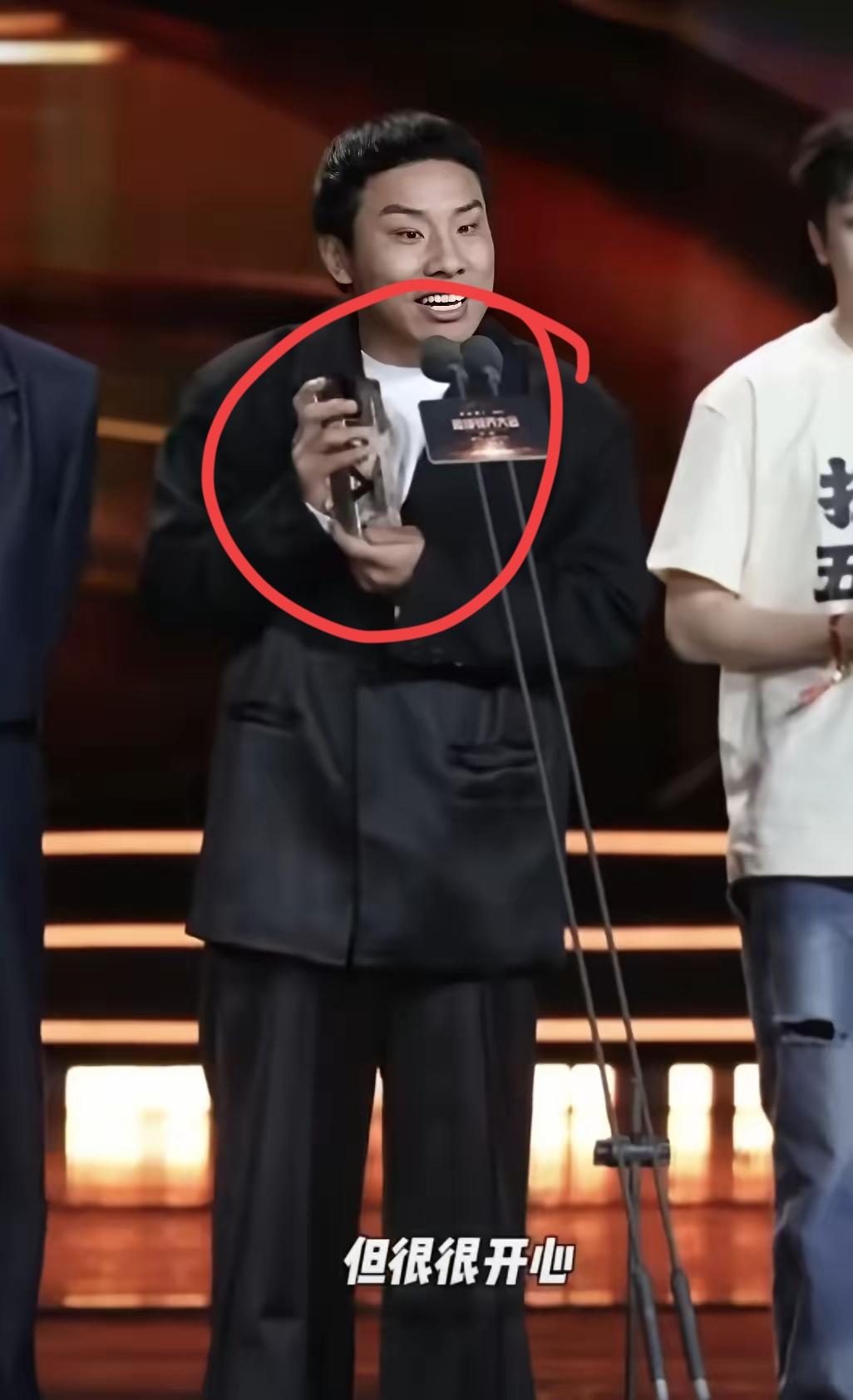 颁奖礼大型社死现场！
徐志胜的奖杯居然是“空白款”，连个荣誉字样都没有，尴尬都要