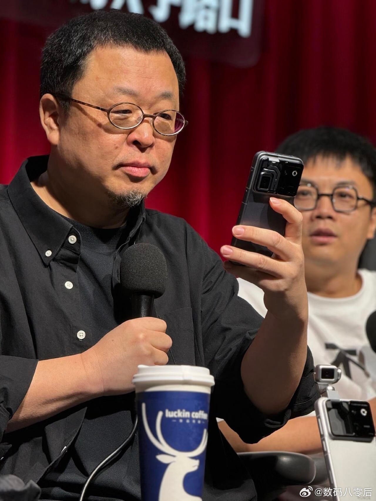 罗老师居然也用上荣耀Robot Phone了！