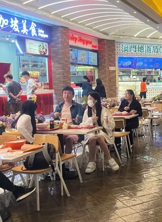 王思聪澳门旅游被偶遇，身边不见懒懒。跟王思聪一起等餐的女孩很低调，两人...