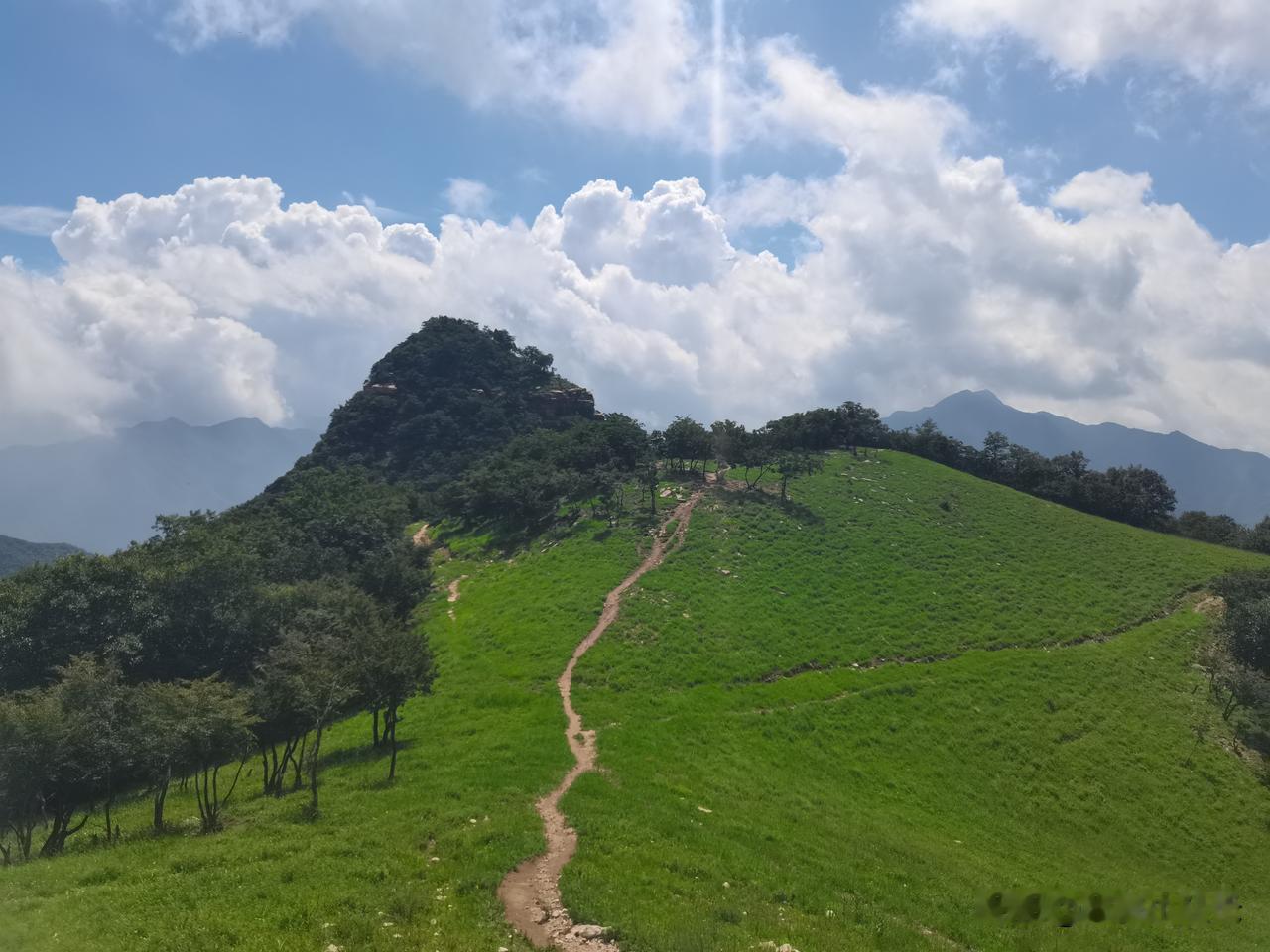 河北石家庄赞皇大梁口，夏日避暑好地方，海拔一千四百多米，车辆可以直接开上去。一路