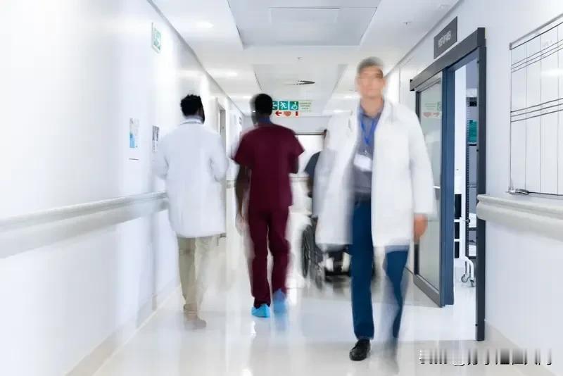 医院降薪潮真成大热门话题了。2025年6月华医网报告显示，参与调研的29469名