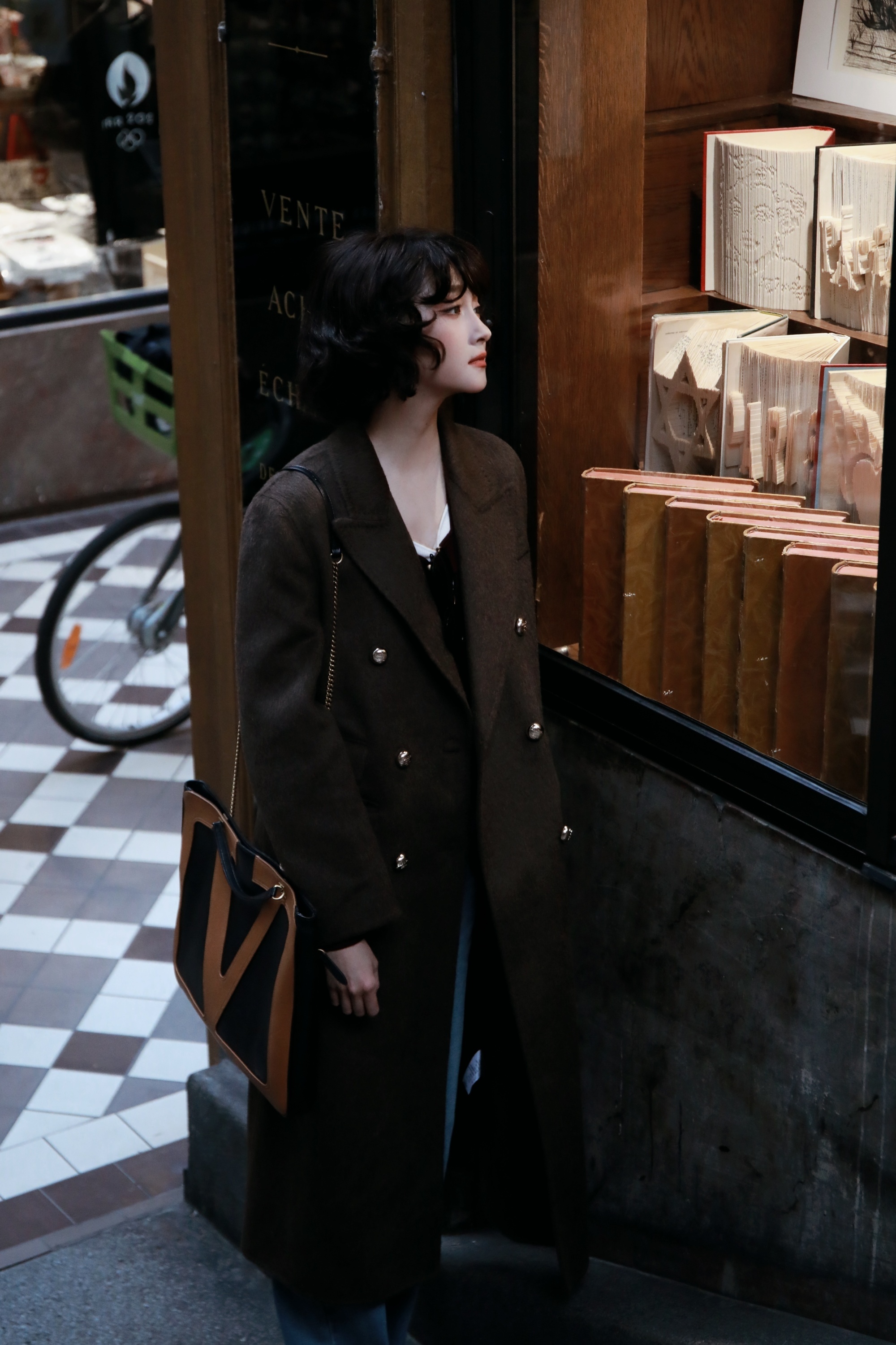 关晓彤，短发西装牛仔，行走街角吃冰淇淋小的姐姐。关晓彤