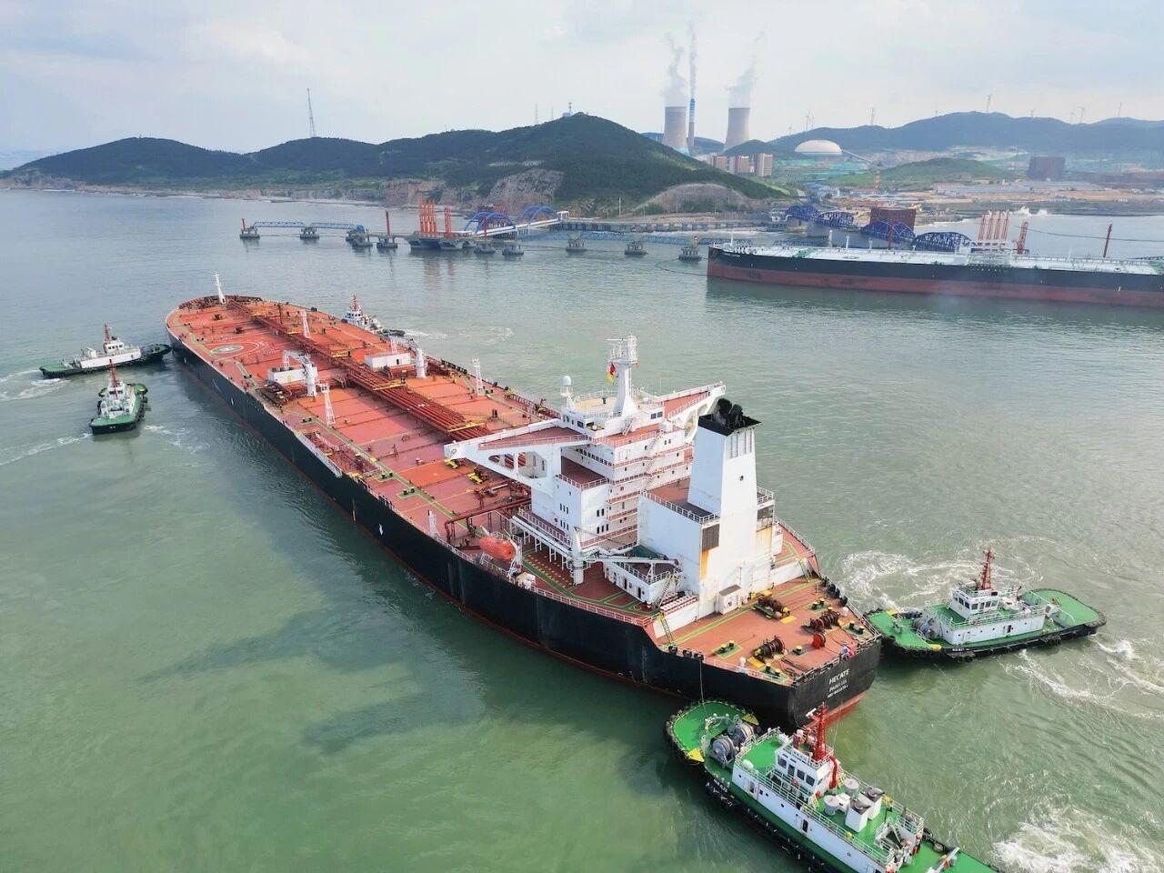 美国感恩节出行高峰将至，而全美汽油价格接近四年来最低水平。根据AAA数据，周一全