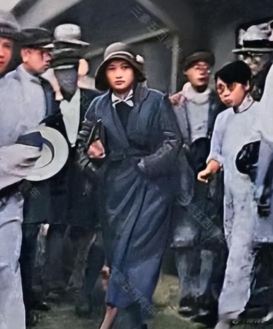 1931年宋庆龄母亲去世，宋庆龄从欧洲返回上海奔丧，刚一下火车，无意间被人拍到这