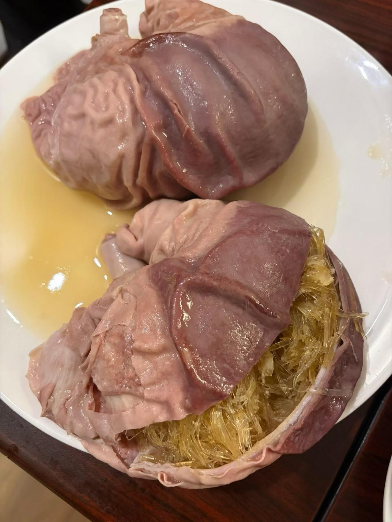 现在漂亮饭简直不要太奢靡！有把天九翅放入整个黑猪肚里面炖煮的，也有把黑金鲍放入整