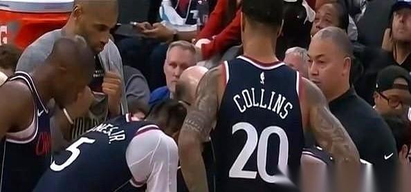 我当时就看傻了。
最后几秒，落后三分，全场都快站起来了，等着看绝平。结果镜头一给