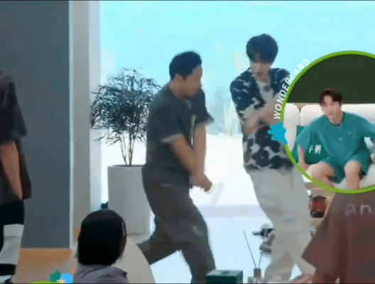 #这歌坛还是被徐志胜闯进去了##老舅徐志胜模仿关晓彤你叉叉# 笑不活了！这歌坛终