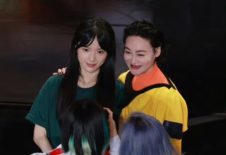 李思潼成功追星惠英红恭喜追星成功瞧给人家开心的多好啊